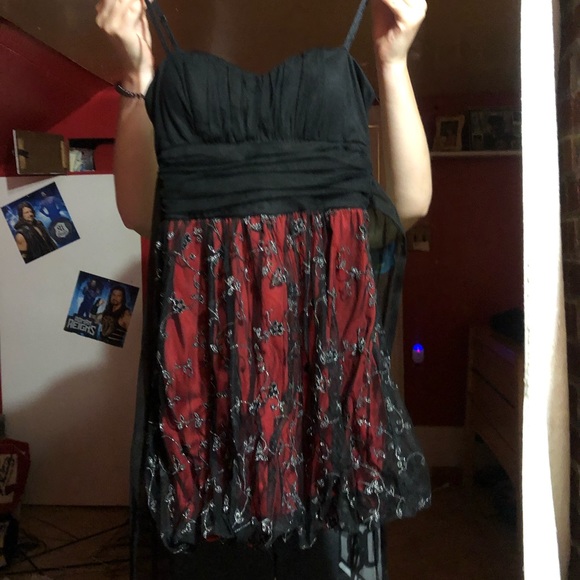 Dresses - Picture 2 of 7